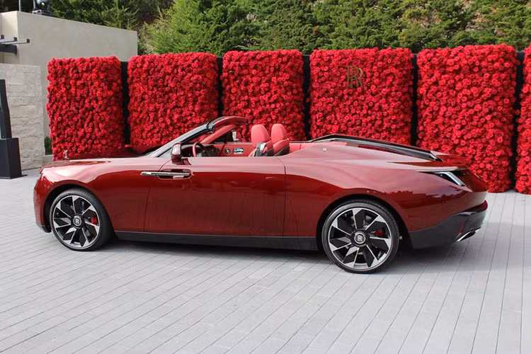 Xe xuất hiện trong sự kiện Monterey Car Week 2023 là chiếc đầu tiên và có tên riêng La Rose Noire. Đúng như tên gọi, Rolls-Royce La Rose Noire Droptail siêu sang được lấy cảm hứng thiết kế từ loại hoa hồng nước Pháp có tên Black Baccara. Đây cũng là loài hoa yêu thích của mẹ chủ xe.
