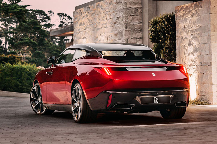 Ngoài màu sơn, mẫu xe siêu sang Rolls-Royce La Rose Noire Droptail còn sở hữu ngoại hình không giống những mẫu xe Rolls-Royce khác. Điều này được thể hiện qua khu vực đuôi xe với cụm đèn hậu chưa từng được dùng cho bất kỳ mẫu ôtô Rolls-Royce nào trước đây.