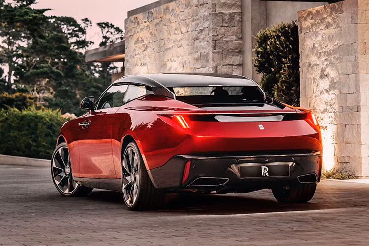 Ngoài màu sơn, mẫu xe siêu sang Rolls-Royce La Rose Noire Droptail còn sở hữu ngoại hình không giống những mẫu xe Rolls-Royce khác. Điều này được thể hiện qua khu vực đuôi xe với cụm đèn hậu chưa từng được dùng cho bất kỳ mẫu ôtô Rolls-Royce nào trước đây.