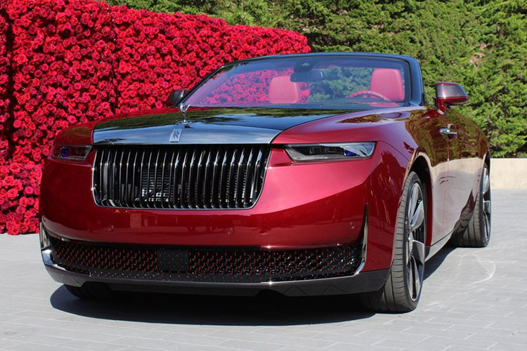 Trong sự kiện Monterey Car Week 2023 diễn ra tại bang California, Mỹ, bộ phận Coachbuild của hãng Rolls-Royce đã chính thức vén màn mẫu xe siêu sang giới hạn số lượng mới mang tên Droptail. Theo hãng xe sang Anh quốc, chỉ có đúng 4 chiếc Rolls-Royce Droptail 2024 siêu sang được sản xuất và bán ra trên toàn cầu.