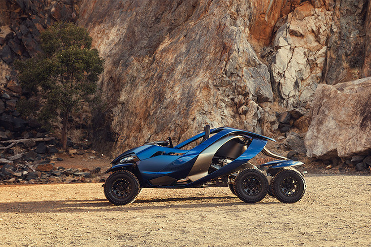 Chiếc xe Ferox Azaris 6 bánh hầm hố này có phong cách của một chiếc xe đa địa hình ATV, ra đời với mục đích trình diễn công nghệ hiện đại. Về thiết kế, Azaris được trang bị hệ thống treo sau sử dụng cặp tay đòn độc lập với khung nhằm linh hoạt khi vận hành.