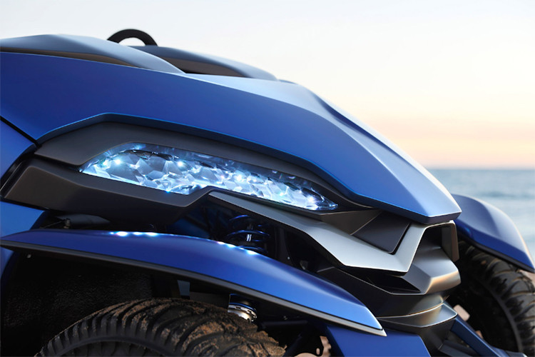 Tuy nhiên, khối động cơ này không truyền động trực tiếp cho xe mà được dùng để vận hành bơm thủy lực. Phụ trách truyền động cho xe là hệ thống truyền động thủy lực liên kết với bơm nước và 4 mô-tơ tích hợp trong bánh xe sau thông qua hệ thống ống dẫn nước.