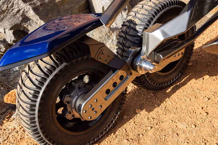 Bốn bánh sau của xe được gắn trực tiếp vào 4 mô-tơ ở hệ thống treo tay đòn. Bên trong hệ thống treo là ống dẫn nước chứa hỗn hợp dung dịch chữa 95% là nước ở dạng nén. Nhờ thiết kế này mà Ferox Azaris có mômen xoắn lên đến 678 Nm trên mỗi bánh xe.