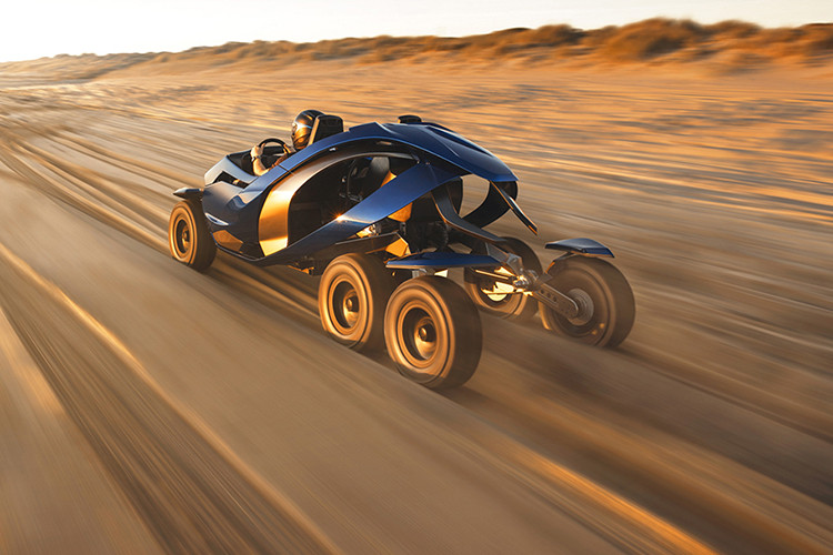 Theo đại diện của thương hiệu Ferox cho biết, hệ truyện động thủy lực trên xe giúp giảm đáng kể trọng lượng so với truyền động điện. Trong khi hệ truyền động điện sử dụng mô-tơ điện nặng 30kg thì mô-tơ tích hợp vào bánh xe của Azaris chỉ nặng 11 kg.