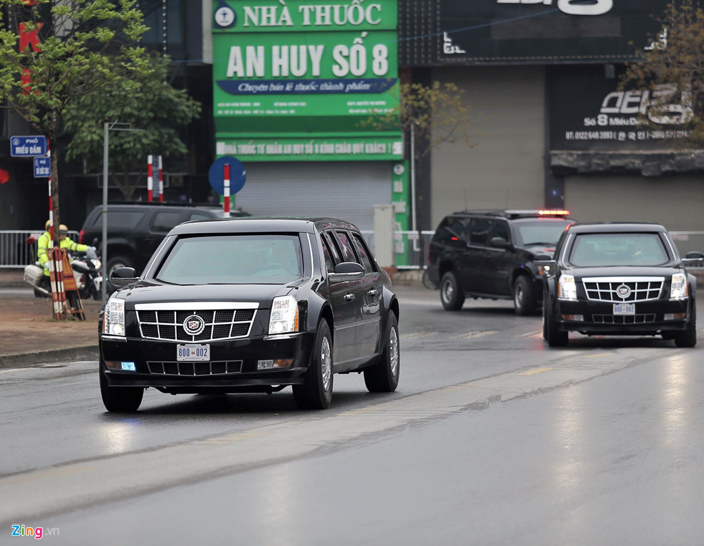 Đoàn xe của tổng thống Mỹ gồm nhiều chiếc, nổi bật nhất là Cadillac One, thường được gọi là The Beast (quái thú). Đây là mẫu xe chống đạn đặc biệt được thiết kế dành riêng cho việc đi lại của tổng thống Mỹ. Qua mỗi đời tổng thống, Cơ quan Mật vụ Mỹ sẽ đặt hàng General Motors (GM) sản xuất mẫu The Beast mới. Ảnh: Nhóm PV