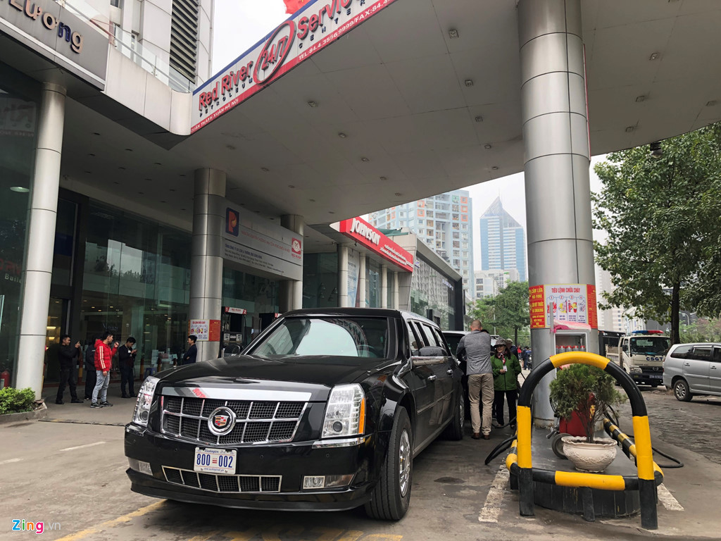 Sau khi rời sân bay Nội Bài, dàn xe hộ tống tiến về trung tâm Hà Nội, dừng chân tại khách sạn JW Marriott một thời gian ngắn, trước khi tiếp nhiên liệu tại một trạm xăng. Theo nguồn tin riêng, mỗi chiếc xe chống đạn The Beast đổ 47 lít xăng A95. Với mức tiêu hao nhiên liệu ở điều kiện lý tưởng là 30 lít/100 km, lượng xăng này có thể giúp xe di chuyển khoảng 100 km. Ảnh: Thuận Thắng, Quỳnh Trang