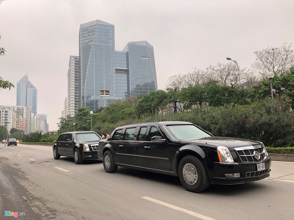 Đây là lần thứ hai Tổng thống Trump đến Hà Nội. Dù đã có The Beast 2.0 nhưng ở lần sang Việt Nam lần này, ông Trump vẫn sử dụng The Beast cũ, tương tự những chiếc ông dùng trong chuyến thăm Việt Nam năm 2017. Ảnh: Thuận Thắng, Quỳnh Trang