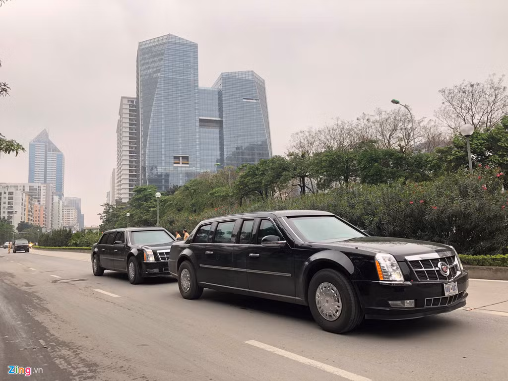 Đây là lần thứ hai Tổng thống Trump đến Hà Nội. Dù đã có The Beast 2.0 nhưng ở lần sang Việt Nam lần này, ông Trump vẫn sử dụng The Beast cũ, tương tự những chiếc ông dùng trong chuyến thăm Việt Nam năm 2017. Ảnh: Thuận Thắng, Quỳnh Trang