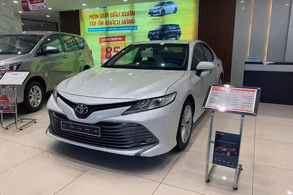Toyota Camry 2020 tai Viet Nam bat ngo giam 25 trieu dong-Hinh-2