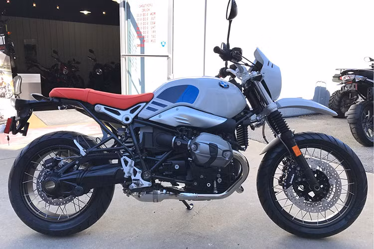 BMW R nineT Urban G/S đồng thời cũng được coi như một phiên bản "rút gọn" của một chiếc adventure bike như R1200GS, chữ "Urban" trong tên gọi của R nine T Urban G/S đã chỉ ra sự "đa năng" của xe khi có thể sử dụng như một phương tiện di chuyển hàng ngày trong đô thị. 