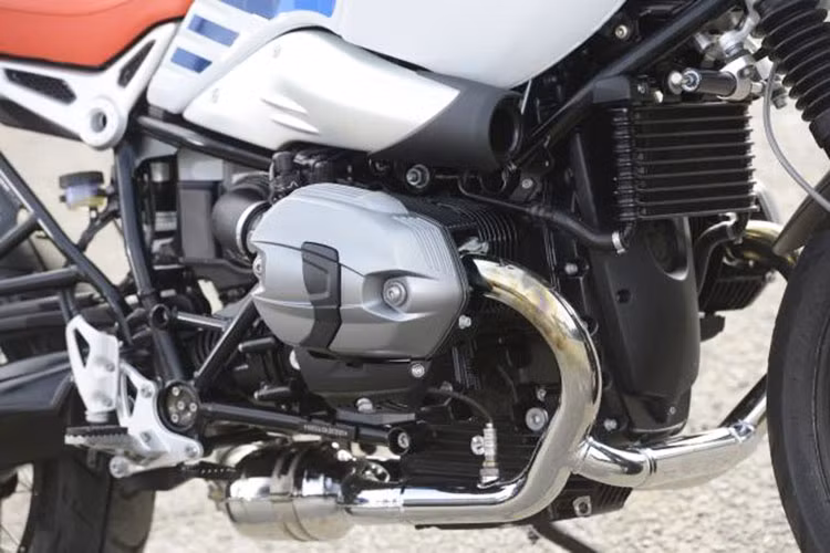 Cung cấp sức mạnh cho mẫu xe môtô R nine T Urban G/S tiếp tục là khối động cơ Boxer 2 xi-lanh 1170 cc làm mát bằng không khí kết hợp dầu, với công suất tối đa 110 mã lực. Hệ thống chống bó cứng phanh ABS sẽ là trang bị có sẵn, tuy nhiên khách hàng sẽ phải bỏ thêm tiền mới có được hệ thống điều khiển lực kéo.