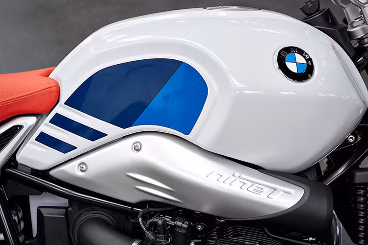 Lấy cảm hứng từ R80 G/S, phiên bản R nine T Urban G/S mới cũng có một số chi tiết gợi nhớ về mẫu xe địa hình năm xưa như bộ quây bao quanh chóa đèn pha hay bình xăng lớn. Thậm chí ngay cả tem dán trên bình xăng với các họa tiết kẻ sọc cũng chịu ảnh hưởng từ tem của mẫu xe huyền thoại R80 G/S.