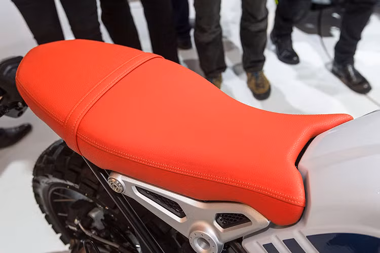 Bên cạnh đó, nếu so sánh nó với mẫu concept Lac Rose hồi đầu hè 2016, R nine T Urban G/S sẽ có một số khác biệt nhỏ. Dễ thấy nhất đó là thay vì yên solo kèm giá cột hành lý ngắn, chiếc xe đã có yên đôi như những phiên bản R nine T khác. Bên cạnh đó, R nine T Urban G/S không có các tấm chắn tay lái và tấm nhôm bảo vệ gầm xe như Lac Rose Concept.