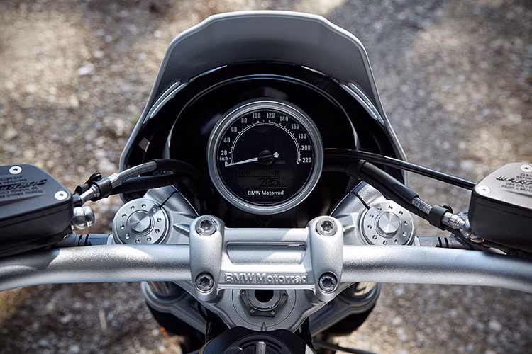 So với phiên bản thường, BMW R nineT Urban G/S được trang bị hệ thống treo và nhiều bộ phận rẻ hơn. Hệ thống chống bó cứng phanh ABS được trang bị tiêu chuẩn cho xe. Trong khi đó, hệ thống kiểm soát lực bám đường lại là trang bị tùy chọn. Tất cả kết hợp lại tạo thành một mẫu môtô nặng chỉ khoảng 22 kg.