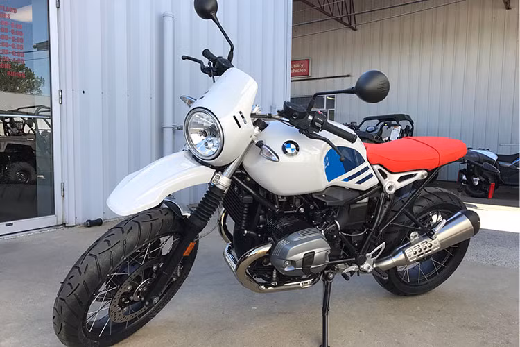 Tại thị trường Thái Lan, BMW R nineT Urban G/S 2018 có giá khởi điểm từ 975.000 Baht (tương đương 652 triệu đồng). Như vậy, BMW R nineT Urban G/S tại Thái Lan đắt gấp đôi so với xe ở Mỹ. Tại thị trường Mỹ, mẫu môtô đậm chất cổ điển này có giá 12.995 USD hay 295 triệu đồng.
