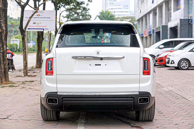 Trái tim” của Rolls-Royce Cullinan là động cơ V12 6.75 lít tương tự các dòng xe khác của hãng xe sang này. Khối động cơ trên cho ra công suất 563 mã lực và mô-men xoắn cực đại 850 Nm, kết hợp với hộp số tự động 8 cấp kèm chức năng sang số bằng tín hiệu vệ tinh (để nhận diện địa hình). Xe có thể bứt tốc từ 0-100 km/h trong 5,2 giây và vận tốc tối đa lên tới 250 km/h.