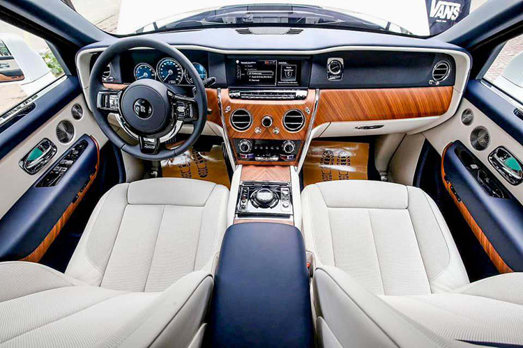 Không chỉ có ngoại hình bóng bẩy và đẳng cấp, Cullinan còn có khả năng offroad đỉnh cao với cơ chế dẫn động AWD thay cho RWD trên các mẫu xe trước đây. Cơ chế này liên kết chặt chẽ với hệ thống treo khí nén tự điều chỉnh độ cao được Rolls-Royce cân chỉnh riêng cho off-road hoặc chạy trên đường thông thường.