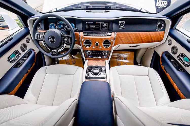 Không chỉ có ngoại hình bóng bẩy và đẳng cấp, Cullinan còn có khả năng offroad đỉnh cao với cơ chế dẫn động AWD thay cho RWD trên các mẫu xe trước đây. Cơ chế này liên kết chặt chẽ với hệ thống treo khí nén tự điều chỉnh độ cao được Rolls-Royce cân chỉnh riêng cho off-road hoặc chạy trên đường thông thường.