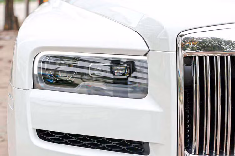 Cullinan là một chiếc xe vô cùng đặc biệt, minh chứng rõ ràng nhất đến từ cái tên của xe – “Cullinan”, đây là tên của viên kim cương lớn nhất thế giới từng được tìm thấy ở Châu Phi và hiện đang được đính trên vương miện của Nữ hoàng Anh.