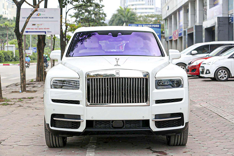 Giá xe Rolls-Royce Cullinan chính hãng sau khi đóng đầy đủ các loại thuế phí (ra biển trắng) có giá trị khoảng 29 tỷ đồng nếu phân phối chính hãng. Những chiếc thuộc hàng nhập khẩu tư nhân có giá lăn bánh sẽ từ 32-35 tỷ đồng. 