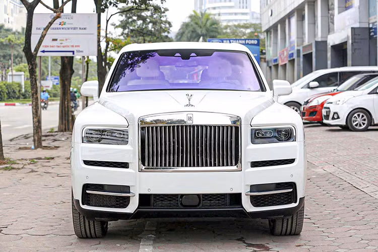 Giá xe Rolls-Royce Cullinan chính hãng sau khi đóng đầy đủ các loại thuế phí (ra biển trắng) có giá trị khoảng 29 tỷ đồng nếu phân phối chính hãng. Những chiếc thuộc hàng nhập khẩu tư nhân có giá lăn bánh sẽ từ 32-35 tỷ đồng. 