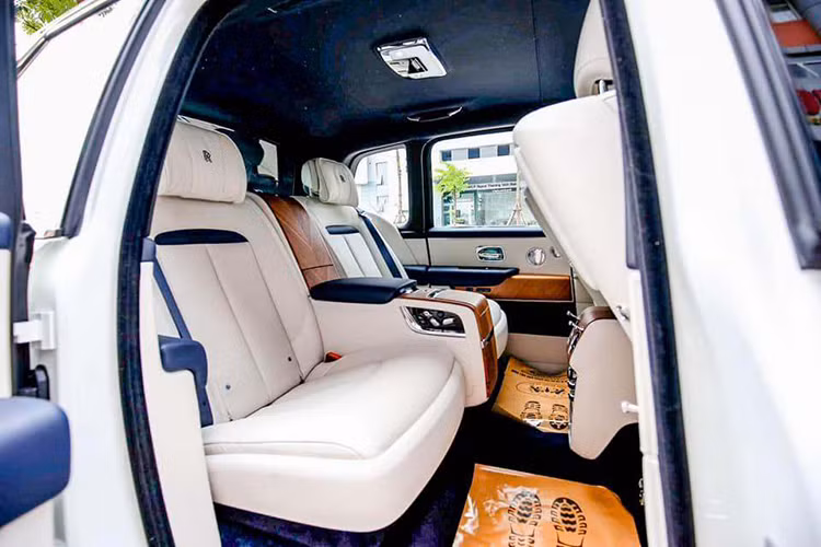 Màn hình trung tâm có kết nối Apple CarPlay không dây, bên cạnh là một đồng hồ chế tác tỉ mỉ. Hàng ghế sau có cấu hình 2 chỗ ngồi dạng thương gia dành cho ông chủ, với bệ tỳ tay cố định ngăn cách ở giữa. Cả 2 ghế đều có chức năng sưởi và massage. Bên trong bệ tỳ tay là tủ giữ lạnh trữ rượu, bộ ly sâm-panh và ly Whisky. 