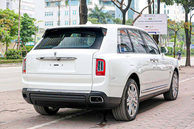 Rolls-Royce Cullinan đeo biển 30K-555.55 tại Hà Nội này là mẫu xe đánh dấu sự thay đổi toàn diện của hãng xe Anh Quốc bởi từ trước tới nay, Rolls-Royce vẫn chỉ được biết tới là một hãng xe chỉ sản xuất các dòng xe siêu sang gầm thấp.