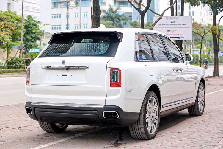 Rolls-Royce Cullinan đeo biển 30K-555.55 tại Hà Nội này là mẫu xe đánh dấu sự thay đổi toàn diện của hãng xe Anh Quốc bởi từ trước tới nay, Rolls-Royce vẫn chỉ được biết tới là một hãng xe chỉ sản xuất các dòng xe siêu sang gầm thấp.