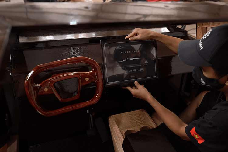 Bên dưới phần bình luận, hàng trăm người xem ở khắp nơi trên thế giới đã bày tỏ sự ngưỡng mộ với sự tài hoa và kiên trì của người thợ mộc đến từ Bắc Ninh khi làm ra chiếc Tesla Cybertruck bằng gỗ đặc biệt này. Chiếc Tesla Cybertruck làm từ gỗ này có kích thước khá lớn, với không gian cabin đủ chỗ cho bốn người ngồi.