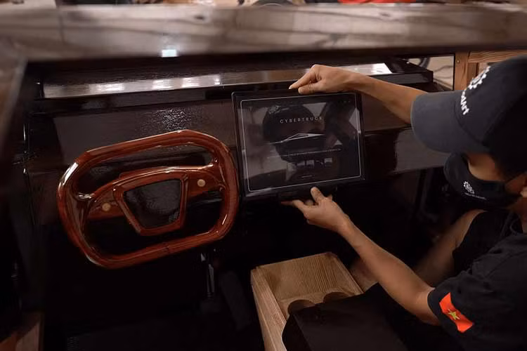 Bên dưới phần bình luận, hàng trăm người xem ở khắp nơi trên thế giới đã bày tỏ sự ngưỡng mộ với sự tài hoa và kiên trì của người thợ mộc đến từ Bắc Ninh khi làm ra chiếc Tesla Cybertruck bằng gỗ đặc biệt này. Chiếc Tesla Cybertruck làm từ gỗ này có kích thước khá lớn, với không gian cabin đủ chỗ cho bốn người ngồi.