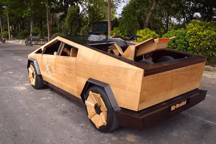 Từng chi tiết trên chiếc xe này đều được anh Đạo mô phỏng rất sát với bản gốc, bao gồm kiểu dáng vô lăng, la-zăng, màn hình giải trí và ghế ngồi. Thậm chí, chiếc Cybertruck gỗ này còn có thể di chuyển được nhờ vào hệ thống truyền động điện đơn giản.