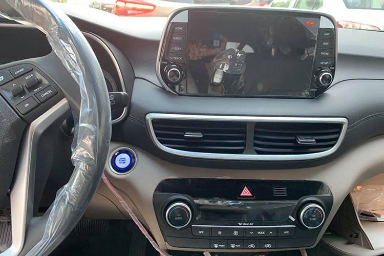 Giống như hầu hết xe mới ngày nay, Hyundai Tucson 2019 cũng được trang bị nhiều công nghệ an toàn như hỗ trợ tránh va chạm phía trước với tính năng phát hiện người đi bộ, hỗ trợ giữ làn đường, hỗ trợ đèn pha, cần gạt cảm biến mưa, hệ thống quan sát toàn cảnh, kiểm soát hành trình và cảnh báo ngủ gật cho người lái.