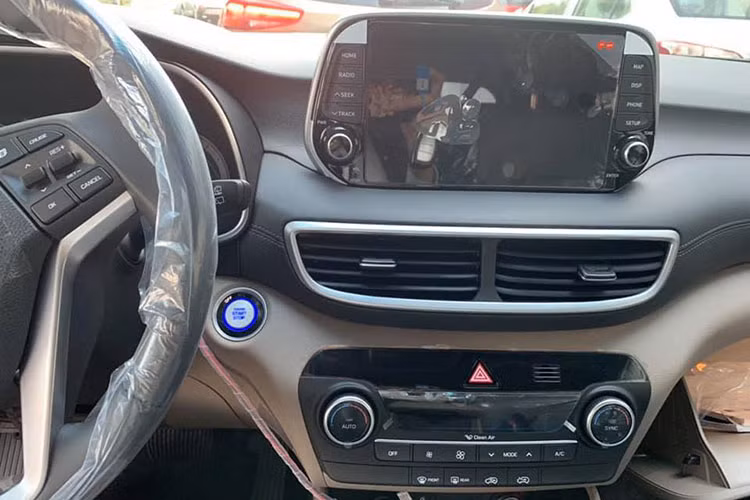 Giống như hầu hết xe mới ngày nay, Hyundai Tucson 2019 cũng được trang bị nhiều công nghệ an toàn như hỗ trợ tránh va chạm phía trước với tính năng phát hiện người đi bộ, hỗ trợ giữ làn đường, hỗ trợ đèn pha, cần gạt cảm biến mưa, hệ thống quan sát toàn cảnh, kiểm soát hành trình và cảnh báo ngủ gật cho người lái.