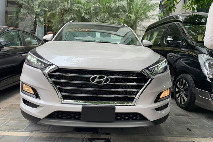 Vừa qua, mẫu xe Hyundai Tucson 2019 đã bất ngờ xuất hiện trên đường phố Hà Nội. Xe mang tông màu bạc với một số thay đổi ngoại thất. Trên kính chắn gió trước gắn dòng chữ “Xe của đại sứ quán Hàn Quốc”.