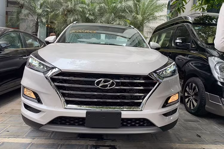 Vừa qua, mẫu xe Hyundai Tucson 2019 đã bất ngờ xuất hiện trên đường phố Hà Nội. Xe mang tông màu bạc với một số thay đổi ngoại thất. Trên kính chắn gió trước gắn dòng chữ “Xe của đại sứ quán Hàn Quốc”.