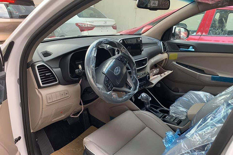 Ngoài thiết kế ngoại thất cải tiến, Hyundai Tucson 2019 còn được bổ sung nội thất mới mẻ với màn hình của hệ thống thông tin giải trí nằm độc lập trên mặt táp-lô thay vì tích hợp vào cụm điều khiển trung tâm. Cửa gió điều hòa bên dưới màn hình thông tin giải trí 7inch tương thích Apple CarPlay và Android Auto tiêu chuẩn.