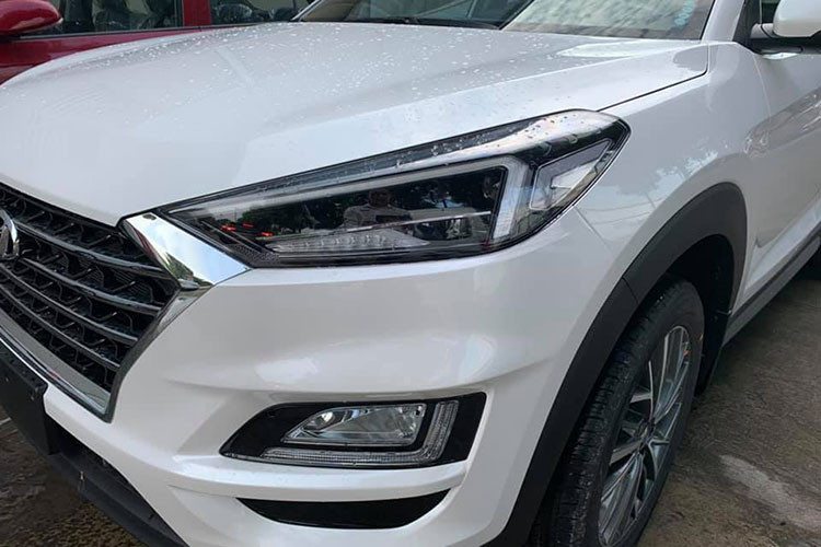 Hyundai cũng đã bổ sung lưới tản nhiệt hình thang cải tiến với những đường viền sắc sảo hơn phiên bản cũ cho Tucson 2019. Bên cạnh đó, lưới tản nhiệt còn đi kèm 4 thanh ngang thay vì 3 như trước. Cụm đèn pha cũng mang thiết kế góc cạnh hơn và đi kèm dải đèn LED định vị ban ngày.