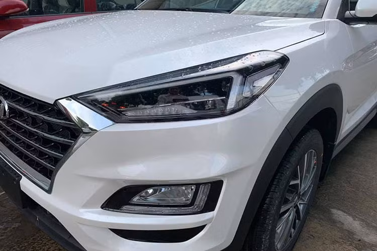 Hyundai cũng đã bổ sung lưới tản nhiệt hình thang cải tiến với những đường viền sắc sảo hơn phiên bản cũ cho Tucson 2019. Bên cạnh đó, lưới tản nhiệt còn đi kèm 4 thanh ngang thay vì 3 như trước. Cụm đèn pha cũng mang thiết kế góc cạnh hơn và đi kèm dải đèn LED định vị ban ngày.
