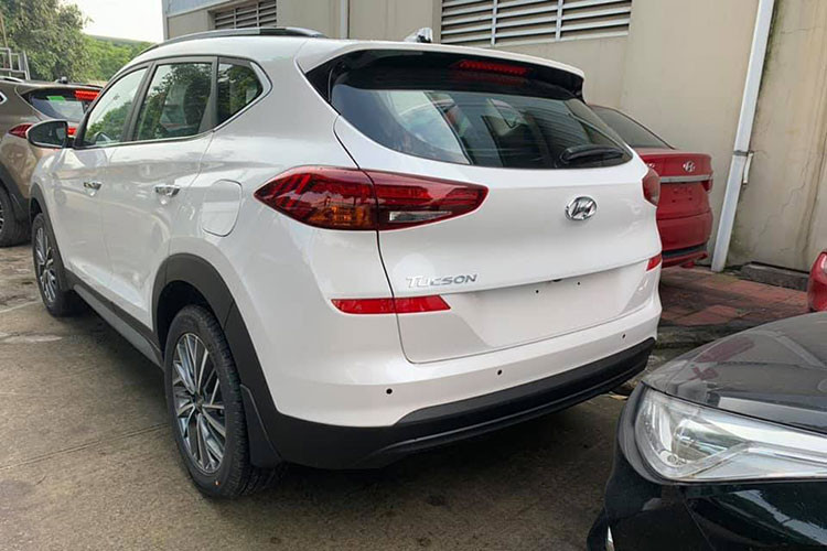 So với đầu xe, phần đuôi xe có ít sự thay đổi hơn. Hãng xe ôtô Hyundai chỉ cải tiến thiết kế của cụm đèn hậu cho mượt mà hơn. Xe không có tem, tên và ống xả chỉ có một đường ra nên nhiều khả năng đây là phiên bản động cơ xăng 2.0. Bản 1.6 Turbo thiết kế ống xả đôi.