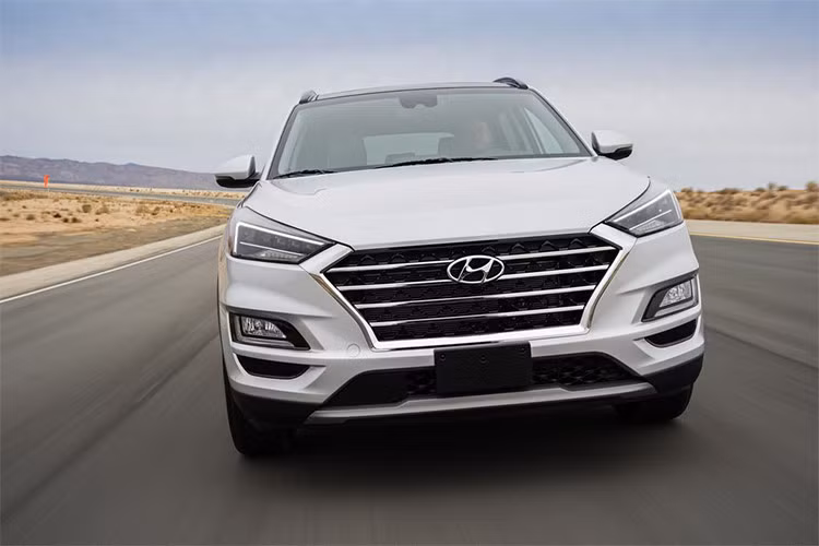 Theo các nhân viên bán hàng tại đại lý Hyundai chính hãng ở Hà Nội cho hay, mẫu xe Huyndai Tucson 2019 bản nâng cấp mới (facelift) theo dự kiến sẽ ra mắt thị trường Việt ngay trong tháng 5/2019 này. Xe vẫn được lắp ráp trong nước. Hiện tại, đại lý chưa có hướng dẫn về việc mở đặt cọc xe.