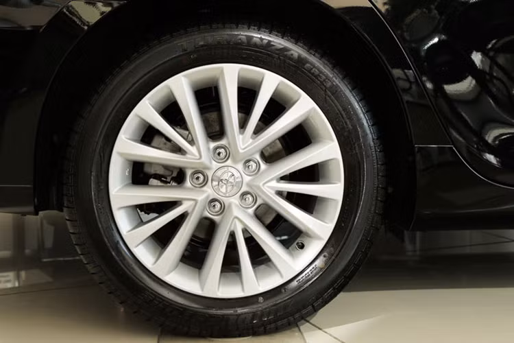 Bộ mâm sử dụng trên Camry phiên bản nâng cấp 2017 là loại làm bằng hợp kim sáng kích thước 17 inch, đi cùng lốp có kích thước 215/55-R17. Đặc biệt, phiên bản 2.5Q sẽ được trang bị mâm xe với thiết kế 10 chấu và phủ bóng giúp chiếc xe tăng thêm chất thể thao và vững chãi hơn.