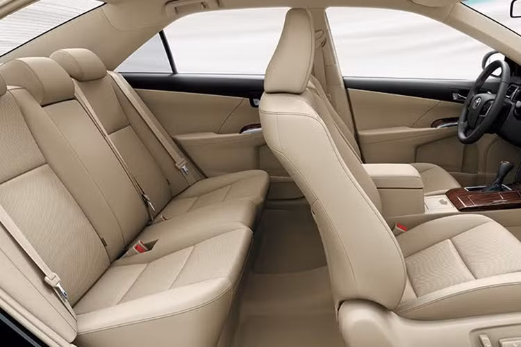 Tại thị trường Việt Nam, Camry 2017 vẫn sẽ được ra mắt bao gồm 3 phiên bản: 2.5Q, 2.5G và 2.0E. Camry 2.5G được trang bị khối động cơ 2.5L, hộp số tự động 6 cấp, 4 xylanh thẳng hàng, hệ thống điều phối van biến thiên kép (Dual VVT-i). Camry 2.0E sở hữu khối động cơ 2.EL, hộp số tự động 6 cấp, hệ thống điều phối van biến thiên thông minh kép VVT-iW, phun xăng trực tiếp D-4S.