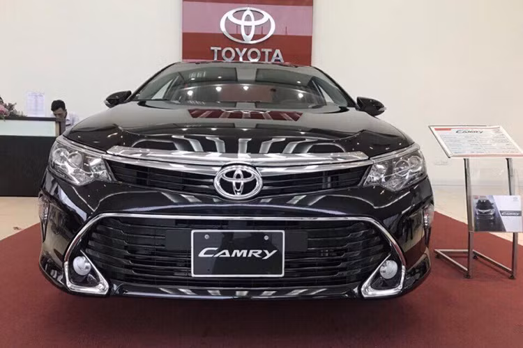 Về ngoại thất, cả ba phiên bản của mẫu xe sedan đình đám nhà Toyota đều được trang bị đèn chiếu gần LED dạng bóng chiếu thay cho đèn dạng HID ở phiên bản trước, giúp tiết kiệm năng lượng, tăng vẻ hiện đại của chiếc xe và tăng cường hiệu quả chiếu sáng của cụm đèn trước.