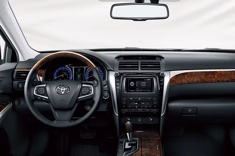 Bên trong nội thất, Camry bản nâng cấp mới 2017 thay đổi thiết kế mặt taplo với các chi tiết ốp gỗ vân carbon cùng các đường chỉ tinh tế tạo cảm giác sang trọng cho chiếc xe. Riêng phiên bản 2.5Q sử dụng thiết kế ghế màu nâu mang đến không gian nội thất đẳng cấp cho người sử dụng.