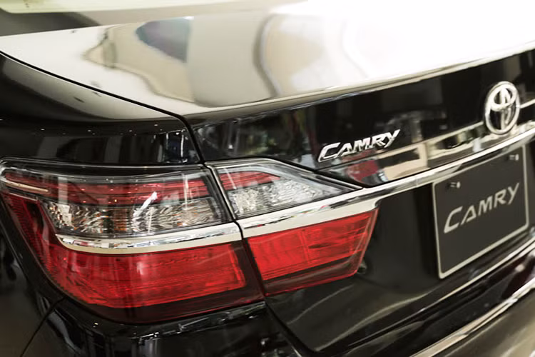 Ở phía sau mẫu sedan này được hãng xe ôttô Toyota trang bị cụm đèn hậu sử dụng bóng đèn LED, nắp ca-pô dang bo tròn mang tính trẻ trung và trang nhã. Bên cạnh đó, đèn xi nhan của cả ba phiên bản cũng được tích hợp vào cản trước của xe góp phần tạo nên thiết kế đầu xe sang trọng hơn.