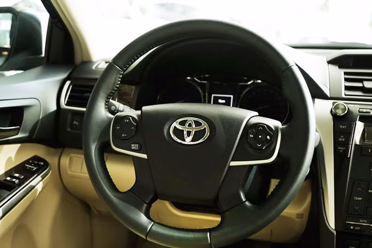 Nhằm giúp các khách hàng có thêm sự lựa chọn đa dạng theo sở thích hay mong muốn thể hiện cá tính của bản thân, bên cạnh 3 màu ngoại thất hiện tại là Đen 218, Bạc 1D4, Nâu vàng 4R0, Toyota tại Việt Nam cũng đã bổ sung thêm màu nâu 4W9 cho cả 3 phiên bản Camry nâng cấp 2017.