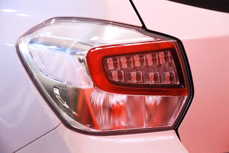 Cụm đèn hậu dùng lớp kính trong suốt, đi kèm đèn mí hình chữ C dạng led đặc trưng của Subaru giúp ánh sáng phát ra dễ quan sát hơn.
