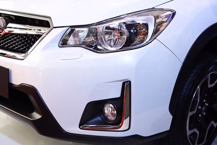 Xe sở hữu cản trước với phần nhựa màu đen, đèn sương mù được thiết trong hốc với viền dạng chữ L mạ crom sáng bóng.