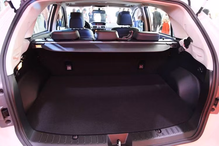 Ngoài ra, xe còn có cảm biến tự động ngắt động cơ khi kẹt chân ga Brake Override, trang bị túi khí bảo vệ đầu gối. Hàng ghế sau rộng và thoải mái đủ chỗ cho 3 người, cốp sau dung tích lớn tăng không gian chứa đồ...