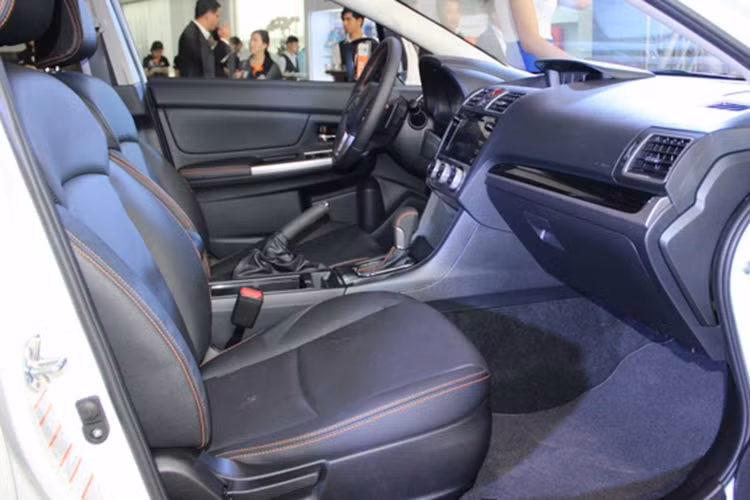  Nội thất của xe cũng được thay đổi đáng kể từ cụm màn hình hiển thị đa chức năng, ghế da chất lượng cao cấp. Thiết kế được chăm chút đến từng chi tiết nhỏ như đường chỉ màu cam chạy dọc theo các chi tiết da, hay là vô lăng được thiết kế mới... 